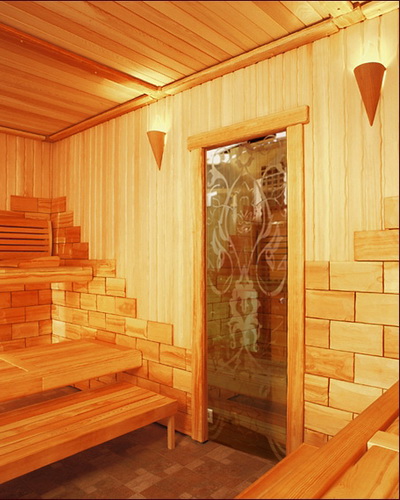 steklyannaya dver v sauny