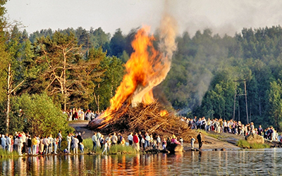 Скандинавские страны празднуют день летнего солнцестояния